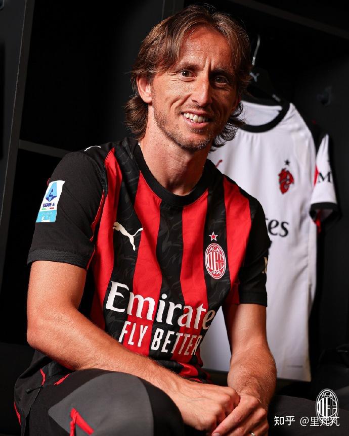 S14冠军皮肤开始宣传，zeus却被区别对待，登录页面被故意遮挡