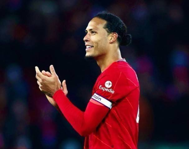 记者：莱斯特城、伊镇、巴黎FC、汉堡有意曼城边卫卡博雷