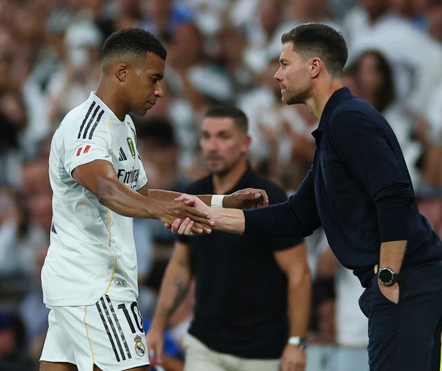 库里31+7+7关键球教做人！勇士三分雨轰垮雄鹿，字母哥34+10累瘫也带不动猪队友